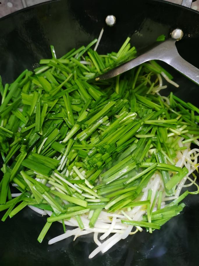 韭菜炒绿豆芽 第 3 步