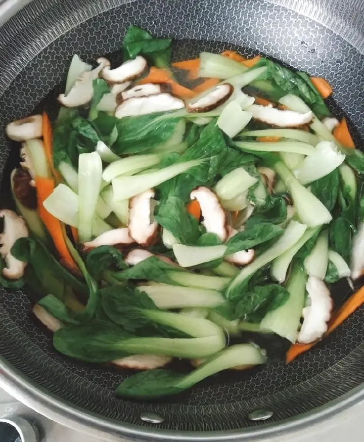 油菜炒香菇 第 4 步