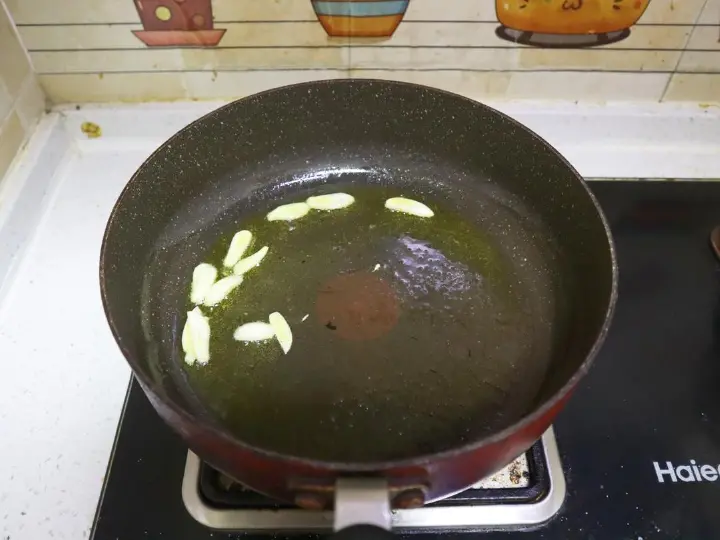 蚝油炒莲藕条 第 4 步