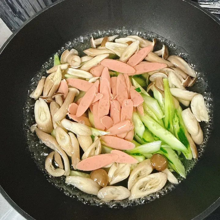 菌菇火腿炒鸡蛋 第 8 步