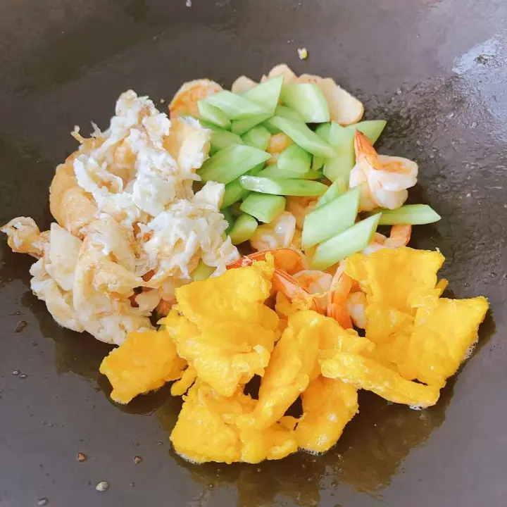 金银蛋炒虾球 第 12 步