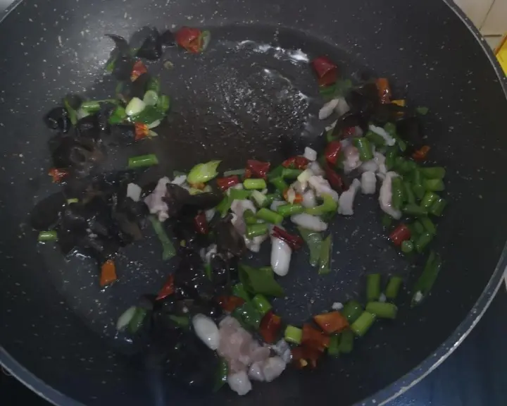 黄豆芽炒肉 第 3 步