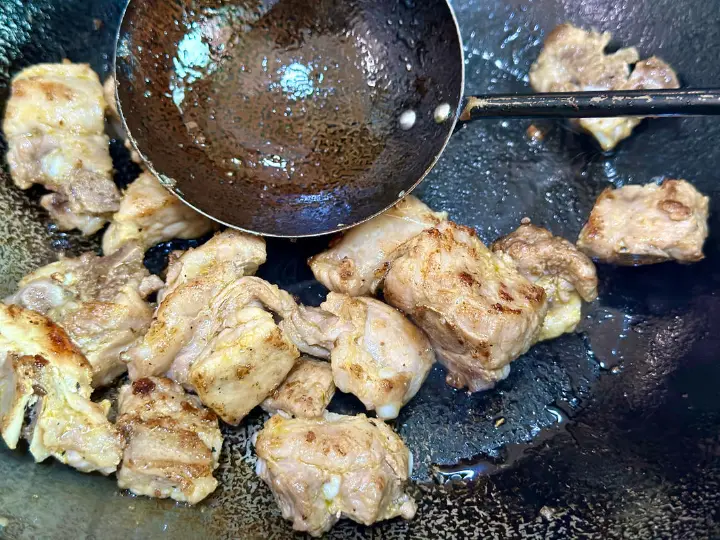 红焖排骨贴饼子 第 4 步