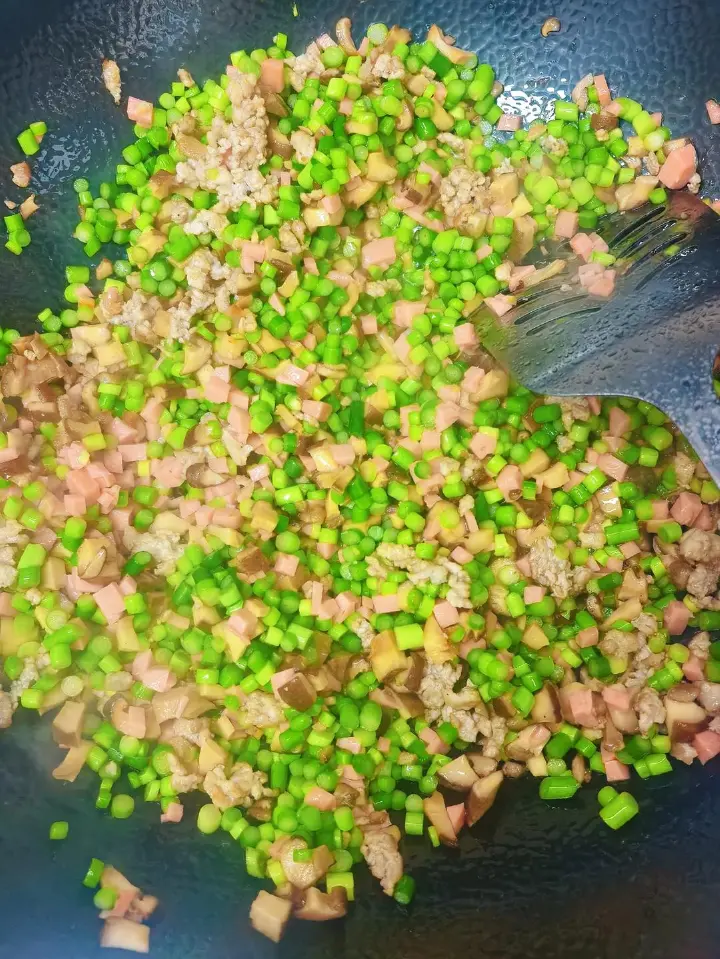 蒜苔肉丁杂粮包 第 2 步