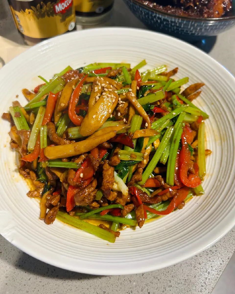 杏鲍菇芹菜炒肉丝成品图