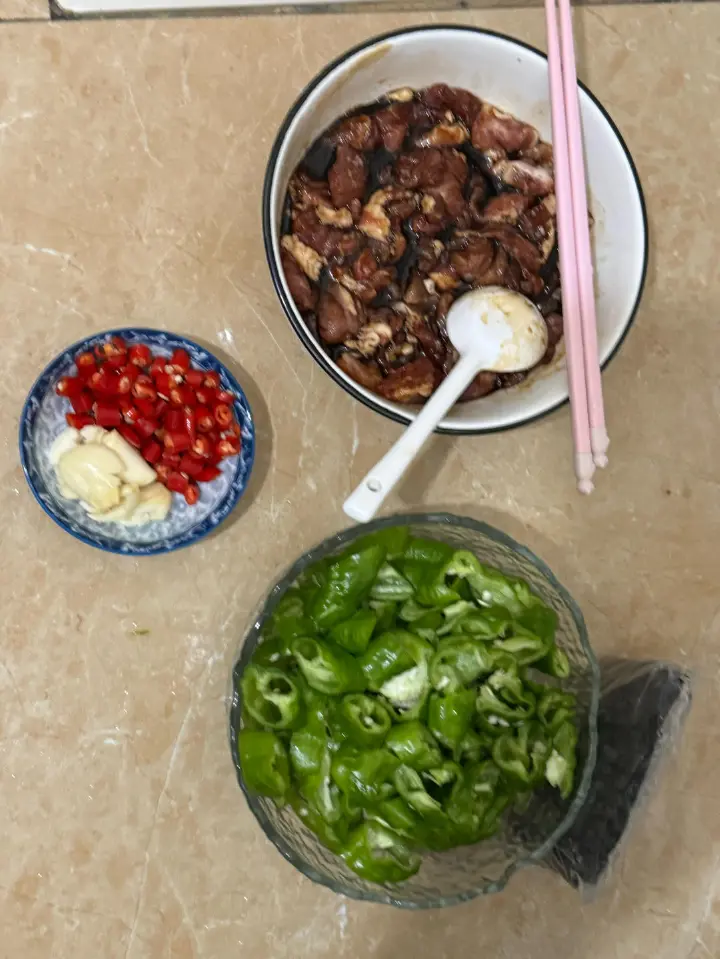 辣椒炒肉 第 2 步