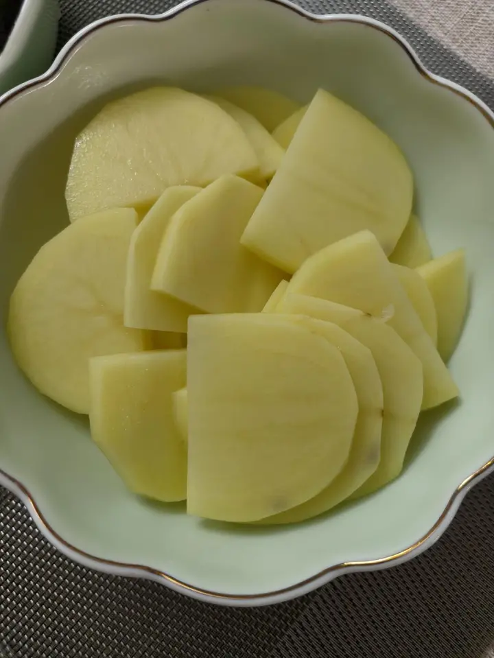 紫苏炒土豆片 第 2 步