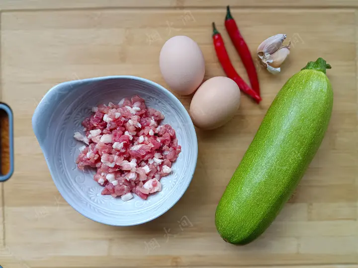 肉末鸡蛋炒西葫芦 第 1 步