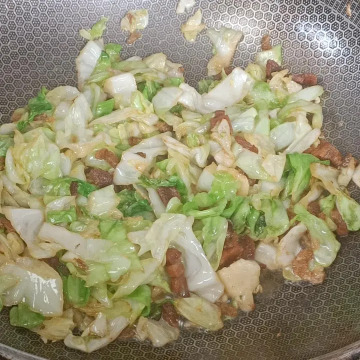 虾米五花肉渣炒包菜 第 5 步