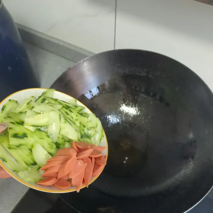 黄瓜炒火腿肠 第 2 步