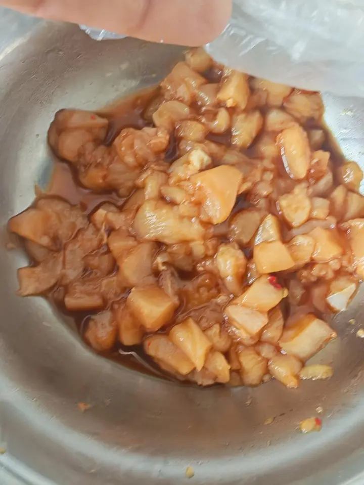蒜苔鸡肉丁 第 1 步