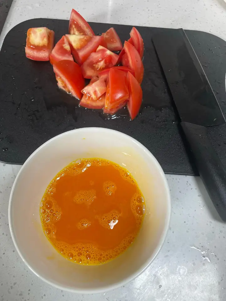 西红柿鸡蛋宽面 第 1 步