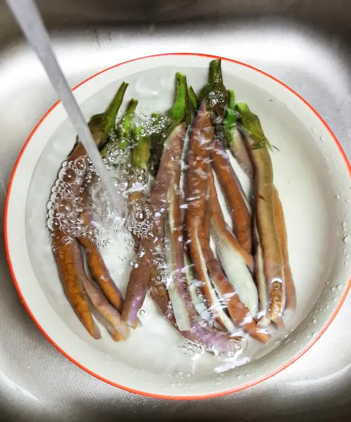 蒜香杭椒炒茄子 第 6 步