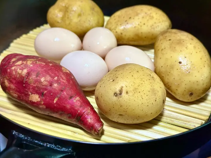 蒸土豆配鸡蛋 第 1 步