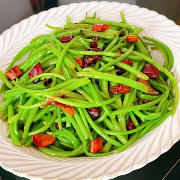 炝炒红薯叶茎杆 第 7 步