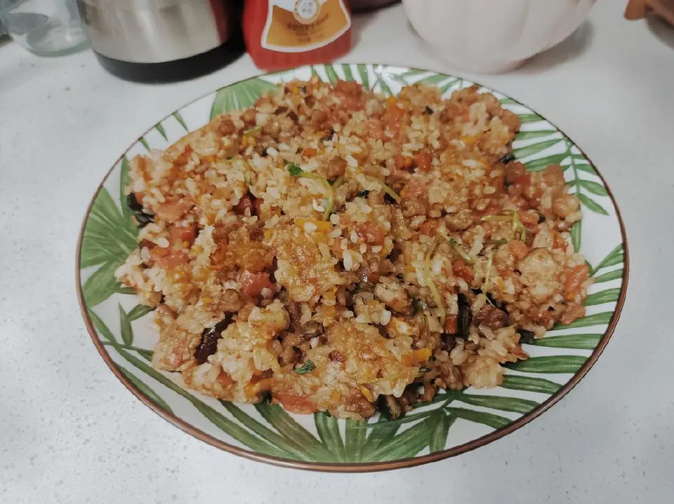 皮蛋瘦肉锅巴炒饭成品图