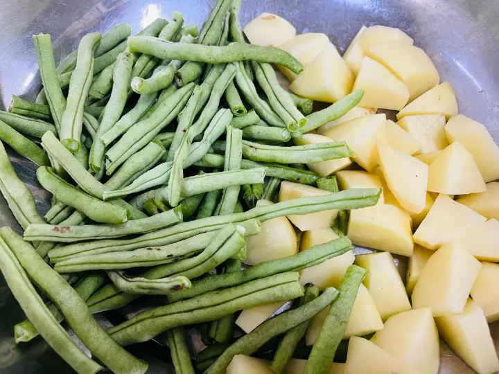 豆角土豆炖排骨 第 1 步