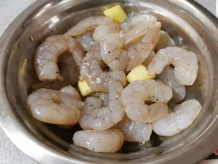 番茄红烩虾仁蛋包饭 第 2 步