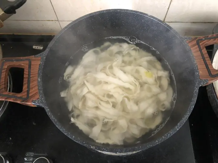 麻酱油泼面 第 2 步