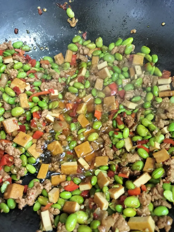 肉末香干炒毛豆 第 8 步