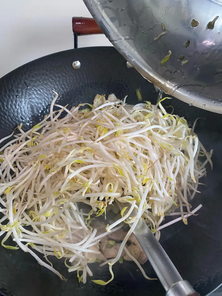 五花肉炒豆芽 第 4 步