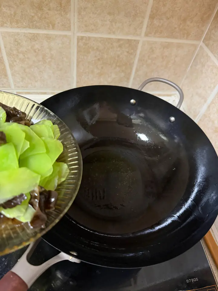 莴笋木耳炒肉片 第 16 步