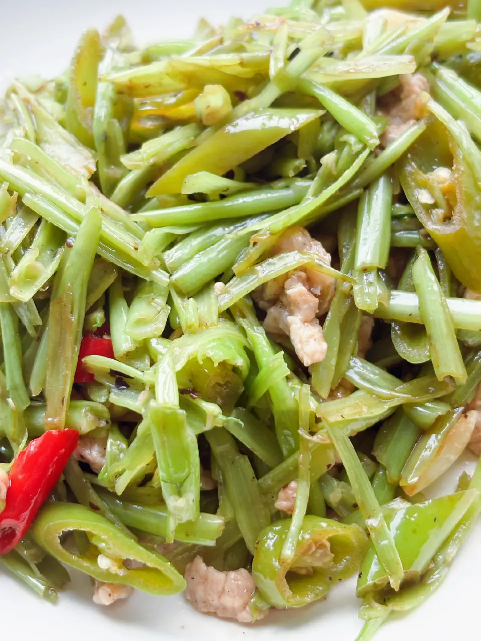 江西风味炒竹叶菜梗成品图