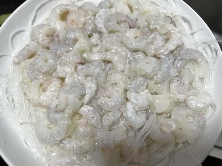 蒜蓉粉丝蒸虾 第 6 步