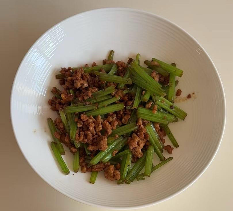 西芹炒肉末成品图
