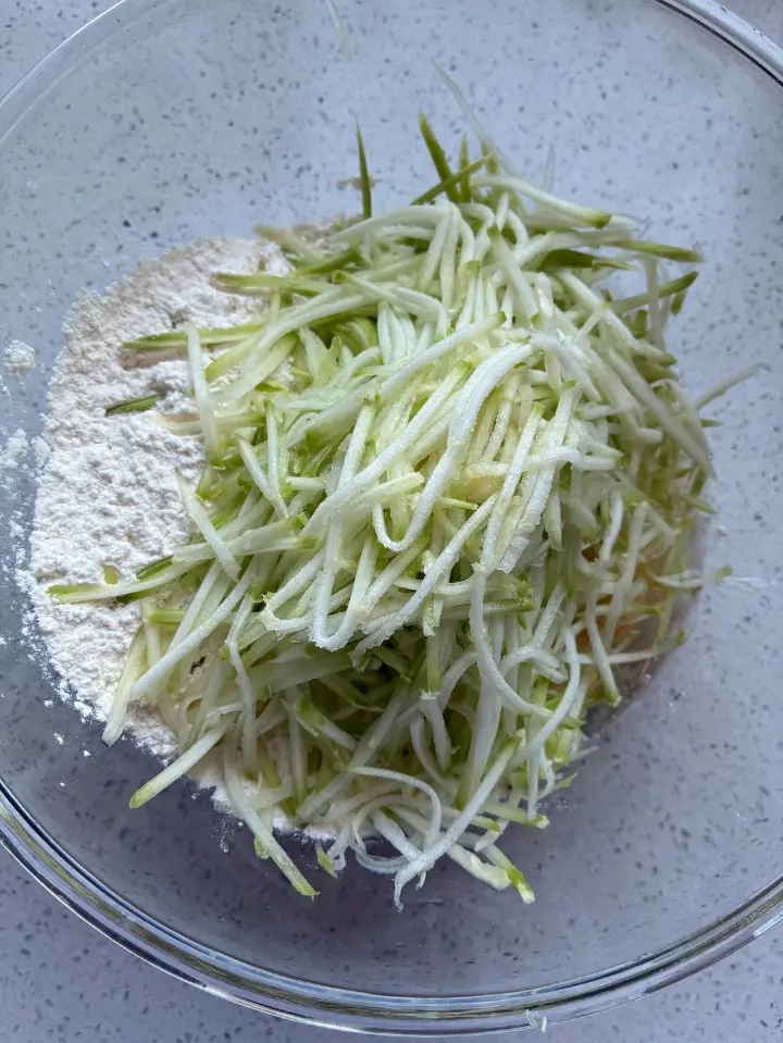 西葫芦鸡蛋小饼 第 2 步