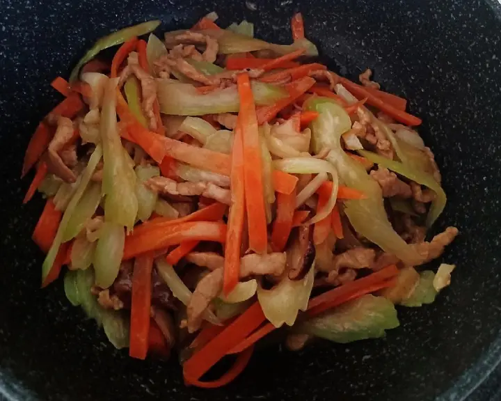 家常小炒肉丝 第 4 步