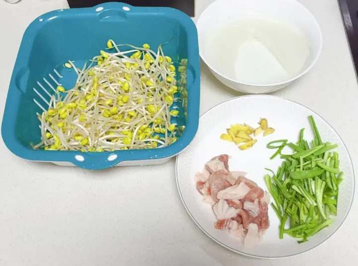黄豆芽炖粉条 第 1 步