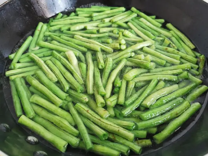 豆角炒肉 第 4 步