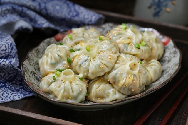 黄瓜鸡蛋虾仁生煎包成品图
