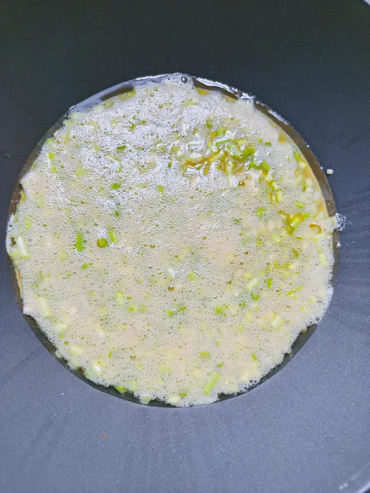 蒜苔炒鸡蛋 第 2 步