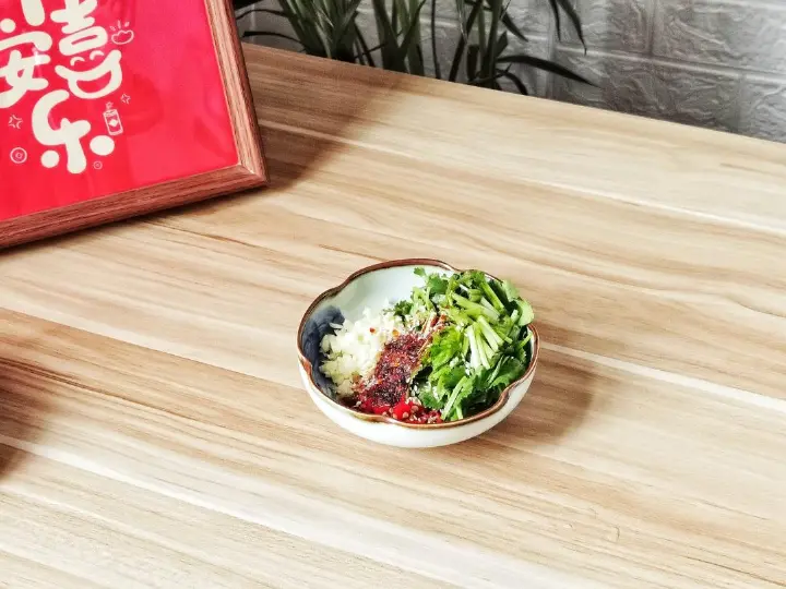 香菜拌皮蛋 第 3 步
