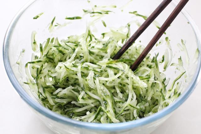 黄瓜鸡蛋虾仁生煎包 第 2 步