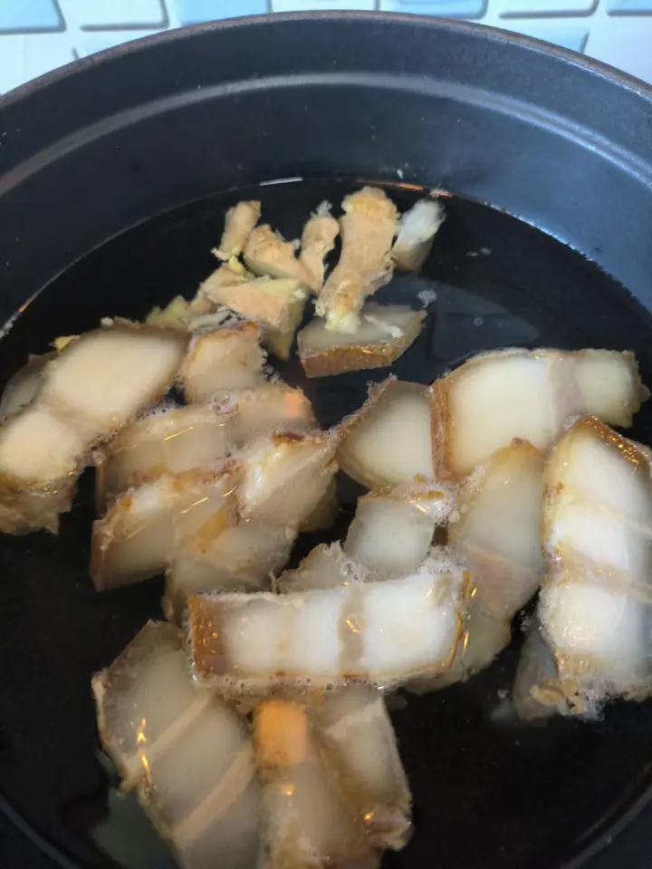 胡萝卜炒腊肉 第 1 步