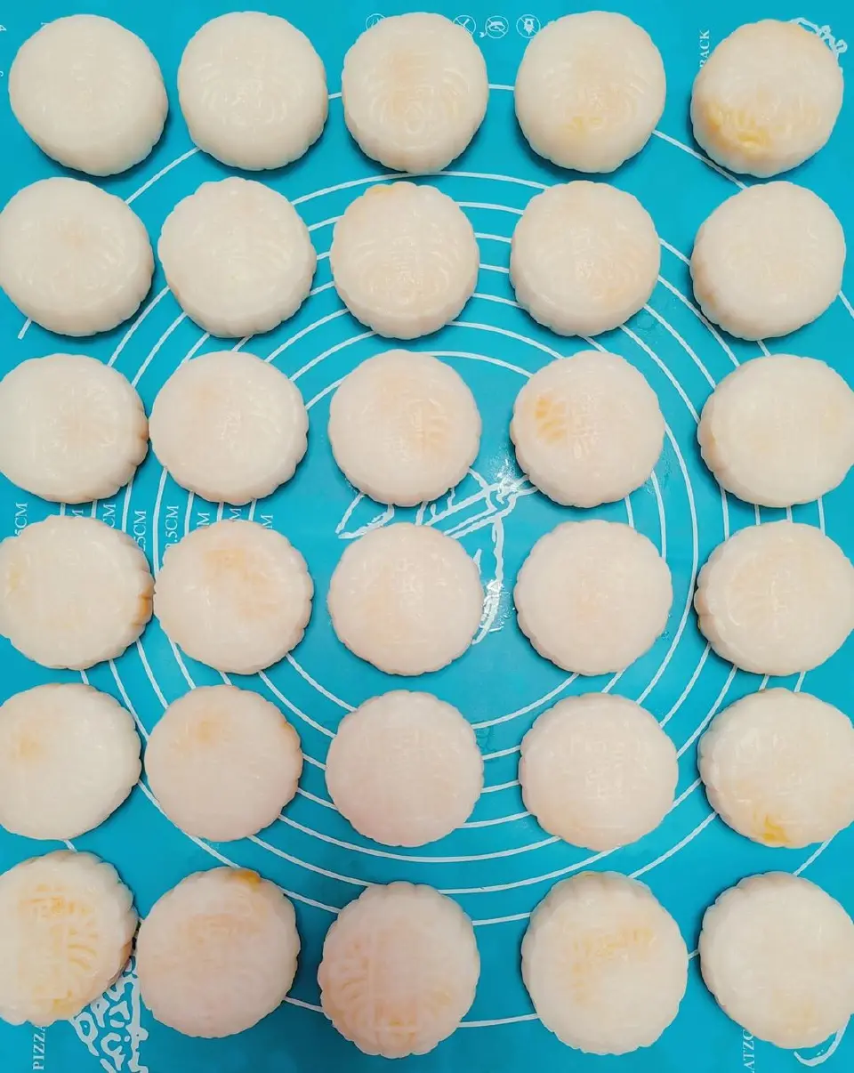 金沙奶黄冰皮月饼成品图