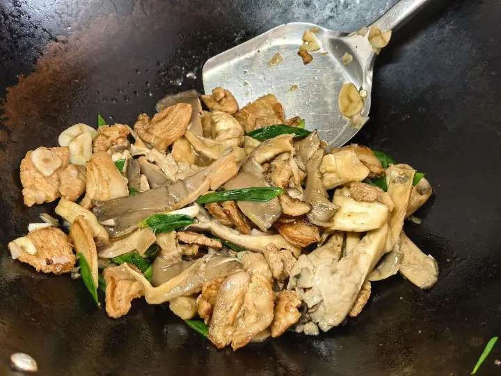 平菇炒肉 第 7 步