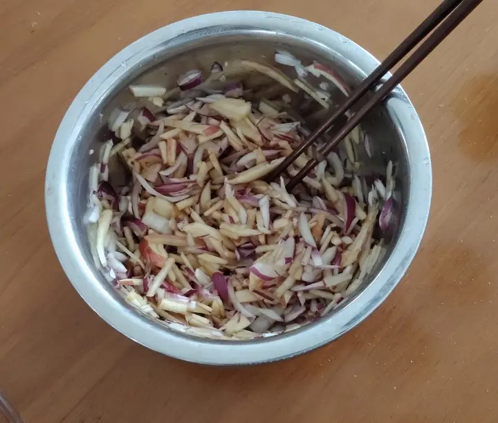 凉拌洋葱苹果丝 第 2 步