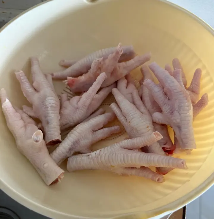 酱香鸡爪煲 第 1 步