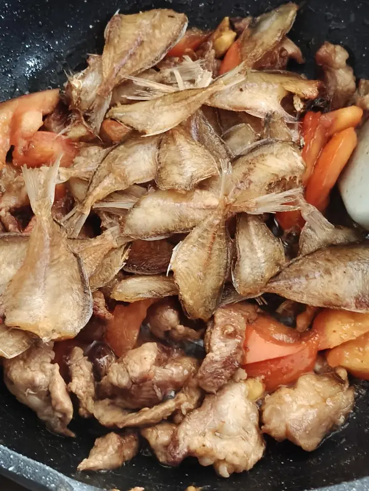 鱼干西红柿烧肉 第 5 步