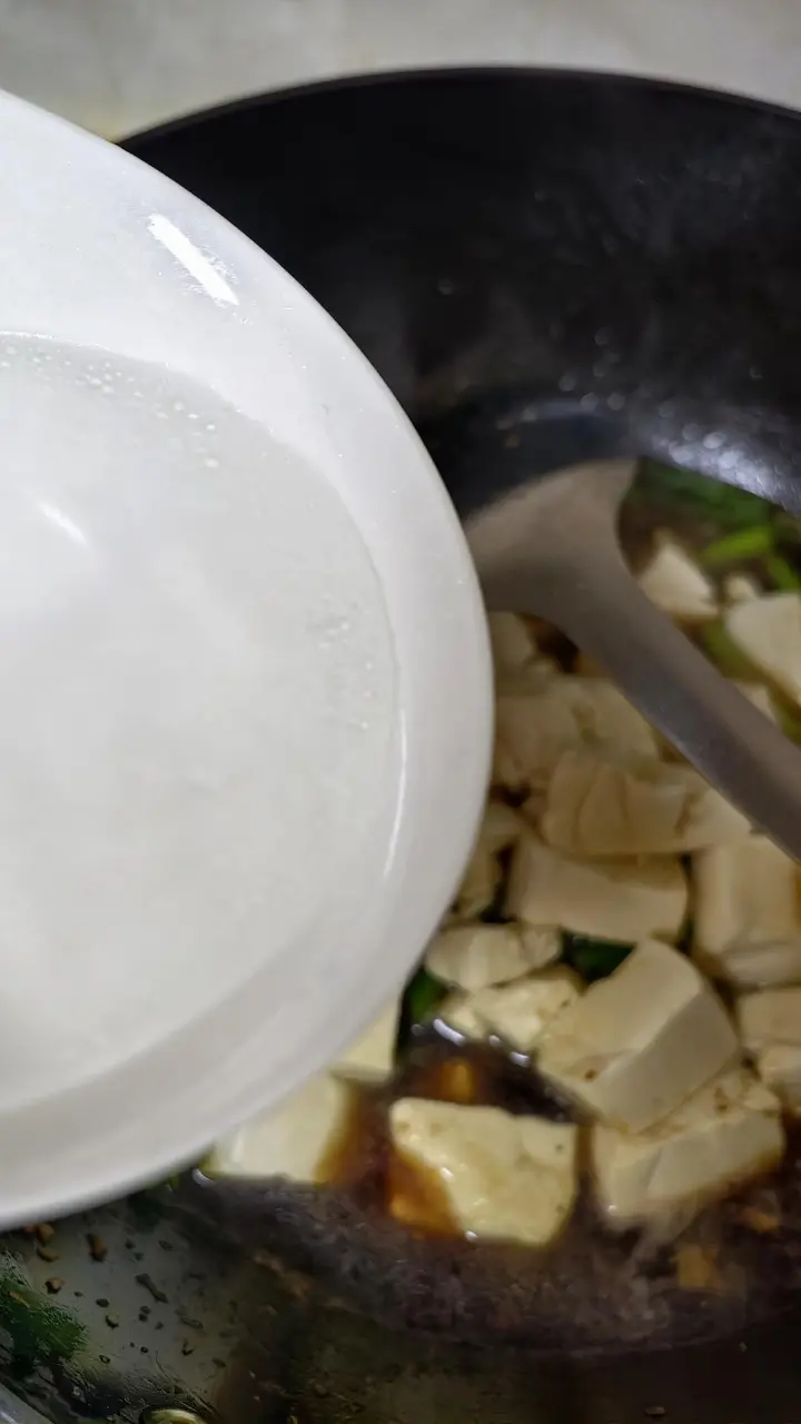 蒜苗烧豆腐 第 7 步
