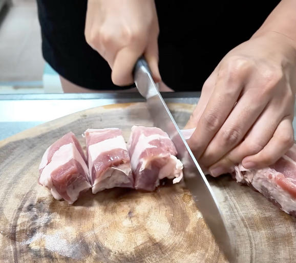 彩椒红烧肉 第 1 步