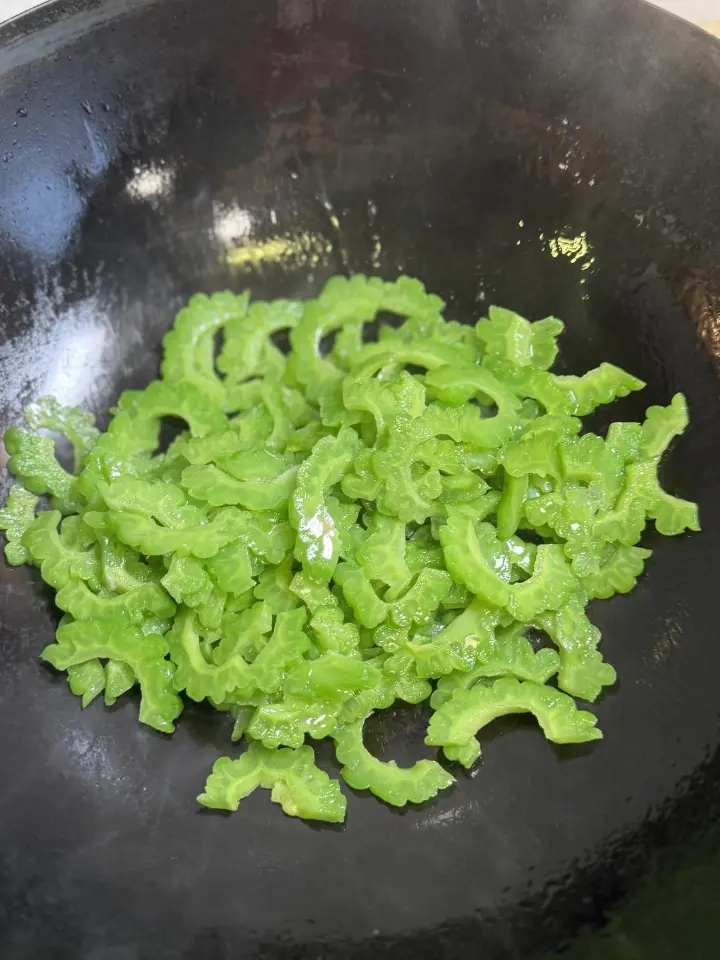 午餐肉苦瓜炒蛋 第 8 步