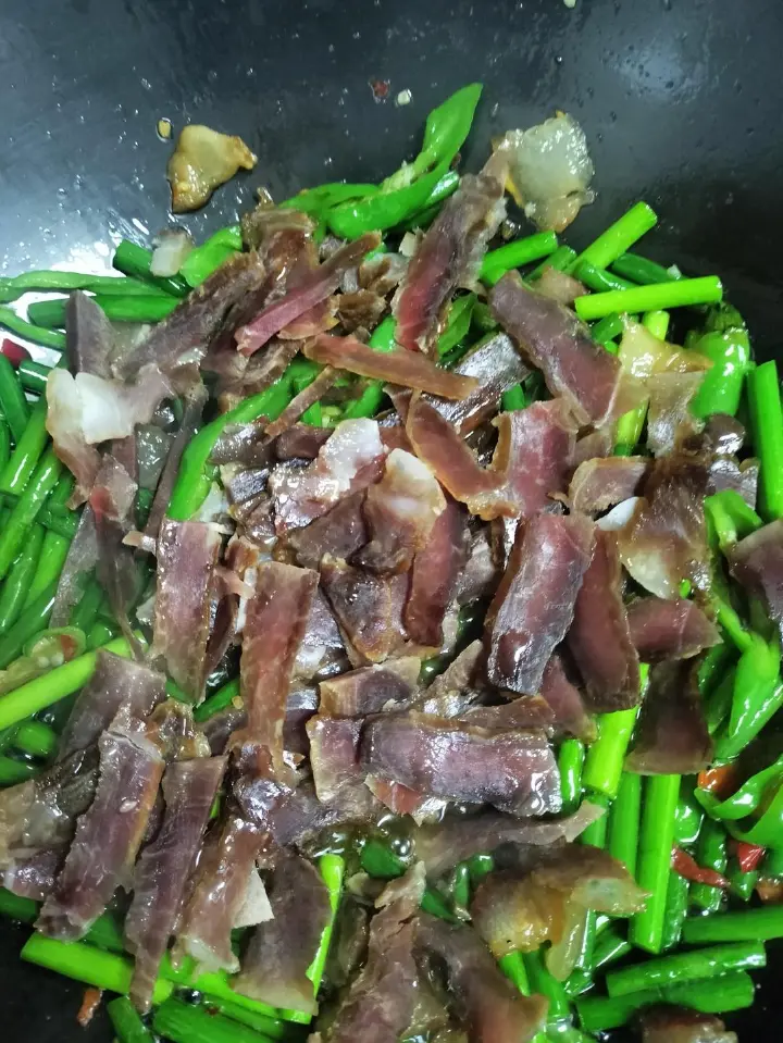 蒜苔炒腊肉 第 6 步