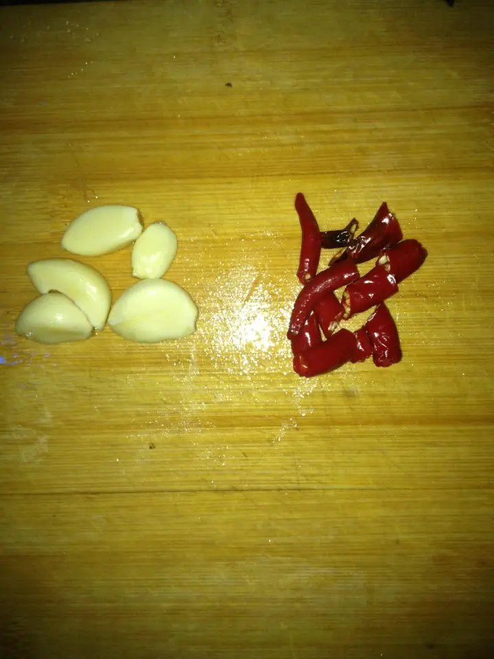 西红柿鸡蛋炒面 第 1 步
