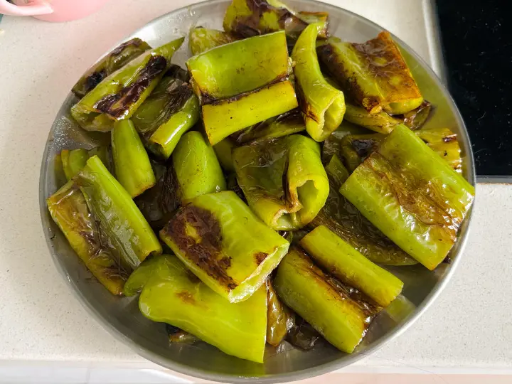 土豆牛腩炖虎皮辣椒 第 12 步