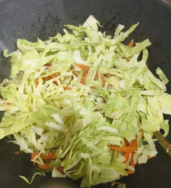 包菜胡萝卜炒鸡蛋 第 6 步